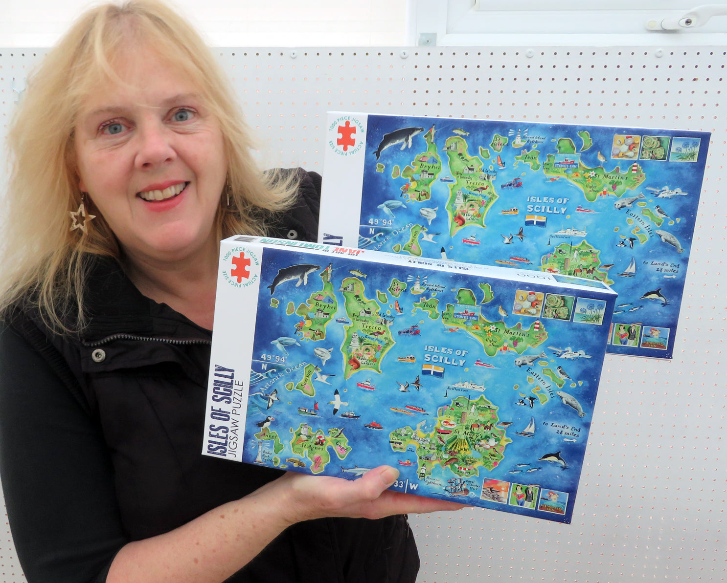 artist Jane Tomlinson with her jigsaws of the Scillies